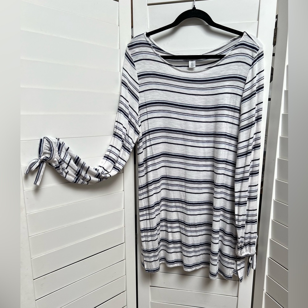 TOP by WHITE HOUSE BLACK MARKET SIZE XL WHT/GRAY/BLK USED LIKE NEW